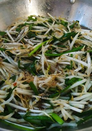 Hình của món Giá hẹ xào tỏi.