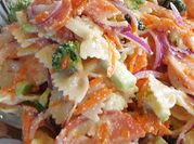 Una foto de aderezos para ensalada de pasta