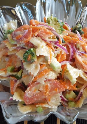 Una foto de Ensalada de moñitos con brócoli