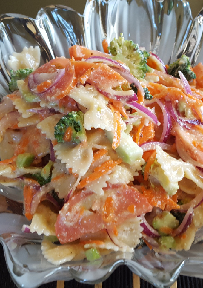 Una foto de Ensalada de moñitos con brócoli
