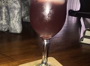 Una foto de cocteles con cerezas