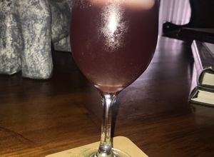Una foto de Cóctel lavanda dream con jugo de cerezas