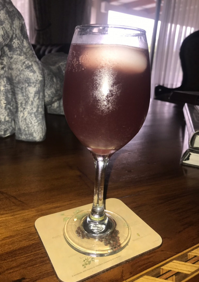 Una foto de Cóctel lavanda dream con jugo de cerezas