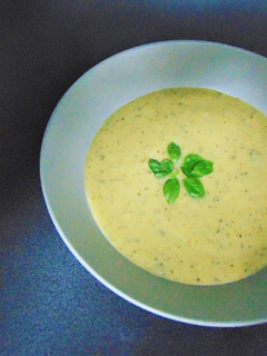 Una foto de 🥄Crema de calabacín 🥒 con albahaca🌿
