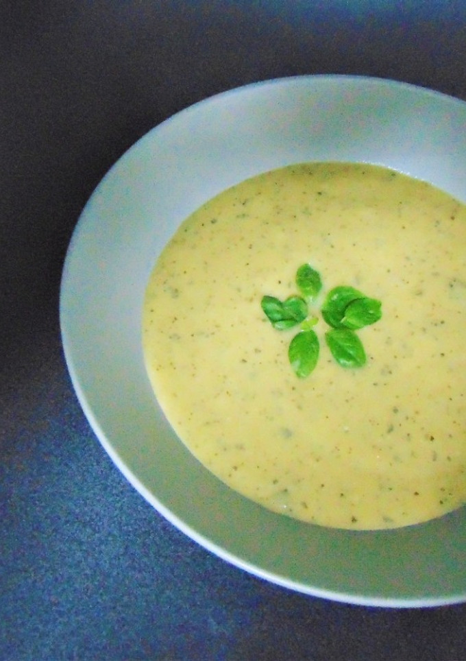 Una foto de 🥄Crema de calabacín 🥒 con albahaca🌿