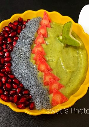 A picture of Mermaid Smoothie Bowl with Guava and Betel leaf.