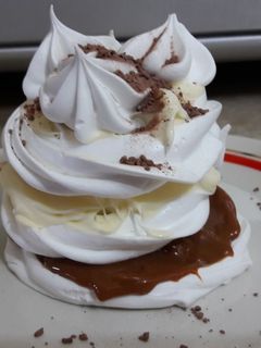 Una foto de Torre de merengue duro, crema chantilly y dulce de leche