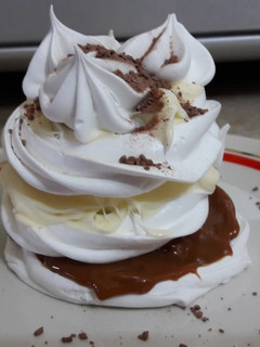 Una foto de Torre de merengue duro, crema chantilly y dulce de leche