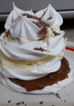 Una foto de Torre de merengue duro, crema chantilly y dulce de leche