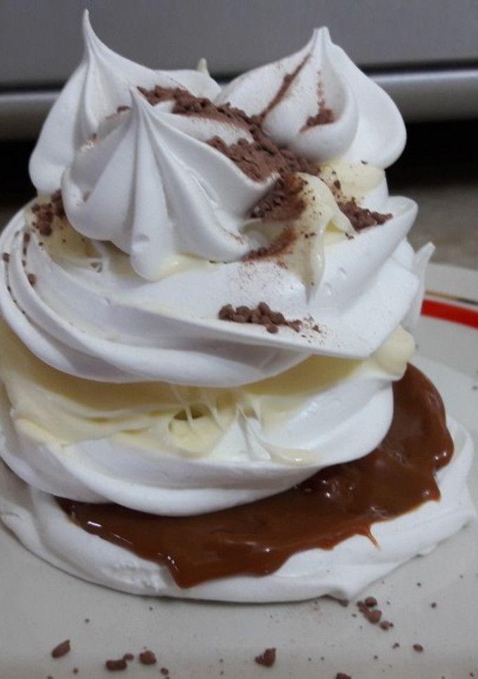 Una foto de Torre de merengue duro, crema chantilly y dulce de leche