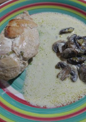 Una foto de Pollo con hongos