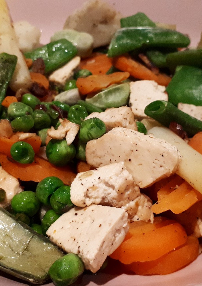 Una foto de Tofu salteado con menestra de verduras