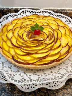 Una foto de Tarta de hojaldre y melocotones con crema de limón