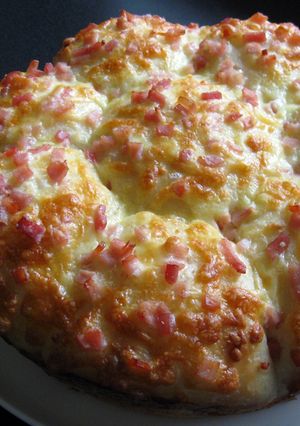A picture of Cheese & Bacon ‘Pampushky’.