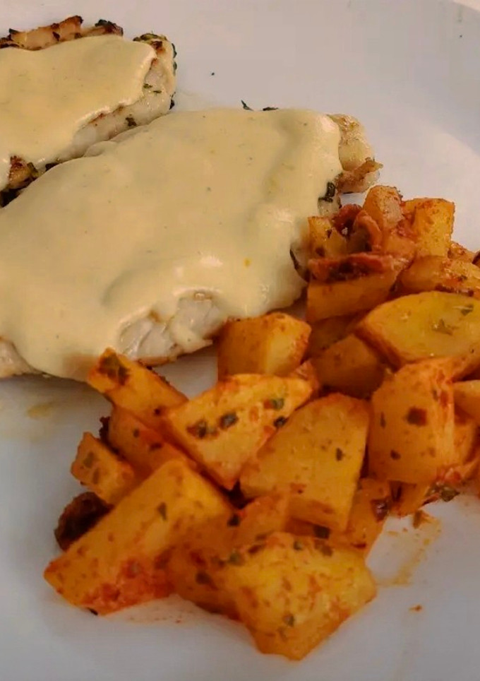 Una foto de Pollo en salsa de queso