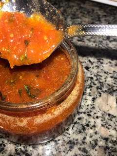 Una foto de Mermelada de tomates Cherry con albahaca
