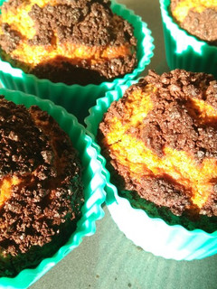 Una foto de Magdalenas de espelta y algarroba con cobertura de chocolate