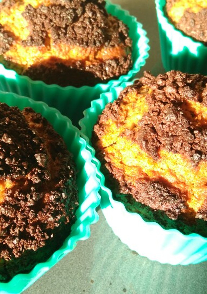 Una foto de Magdalenas de espelta y algarroba con cobertura de chocolate