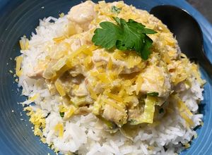 Une photo de Poulet à la crème de poireau & muscade avec du gouda râpé