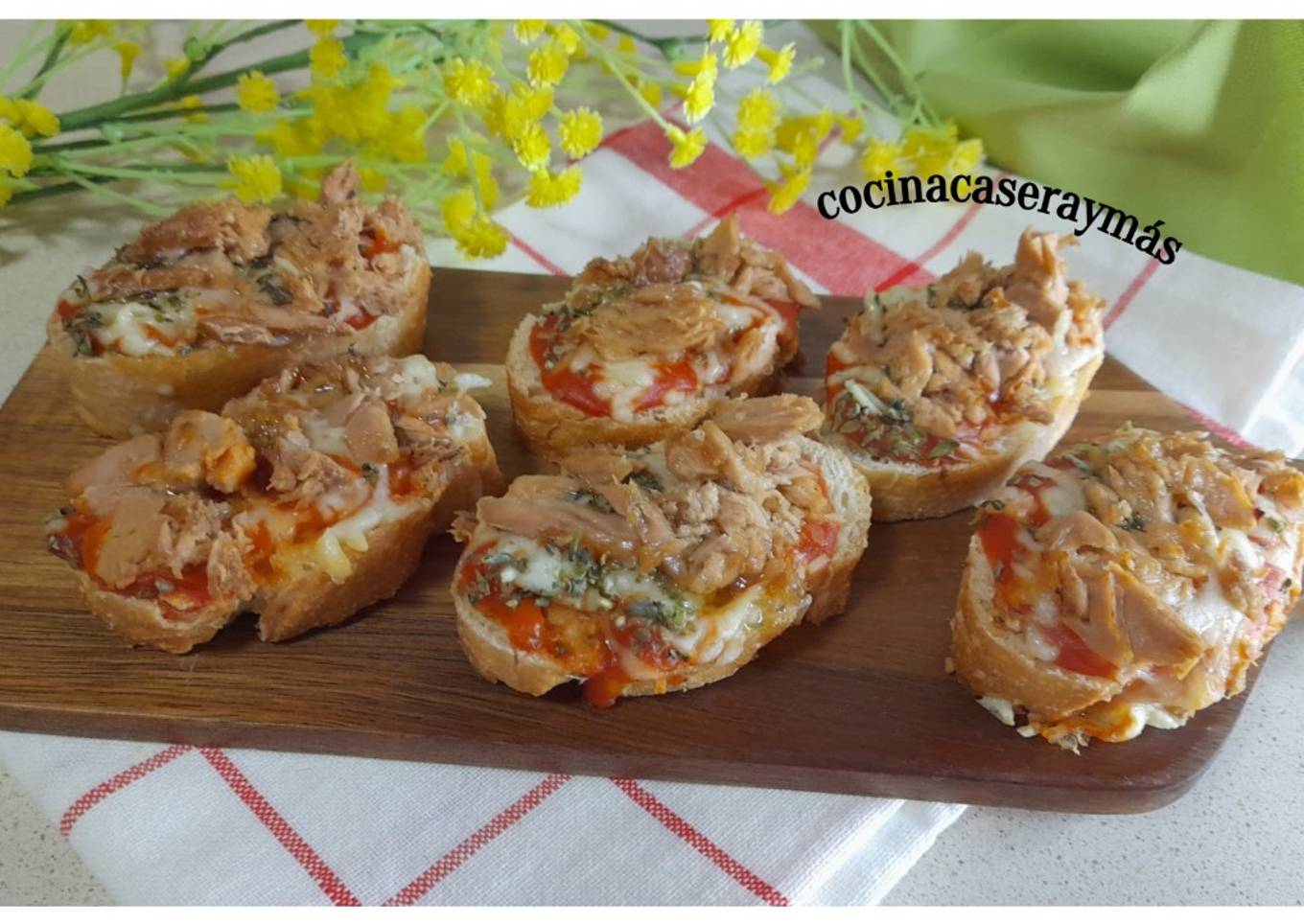 Mini tostas de atún