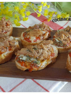 Una foto de Mini tostas de atún