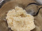 Una foto de cocada leche condensada