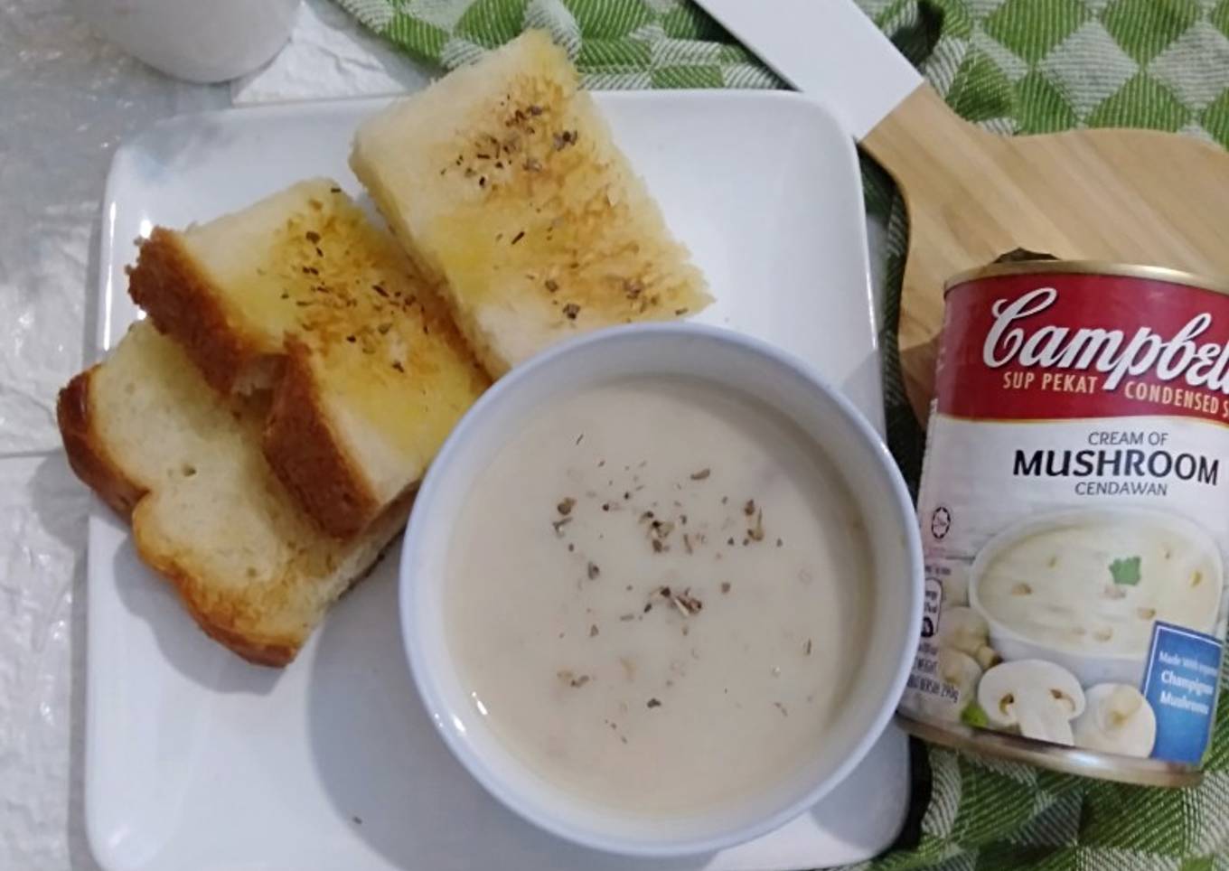 Mushroom Soup with Bread