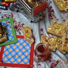 A picture of Besan Halwa حلوای آرد نخودچی.