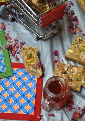 A picture of Besan Halwa حلوای آرد نخودچی.