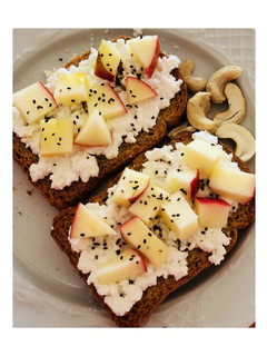 Una foto de Tostadas con Requesón y manzana