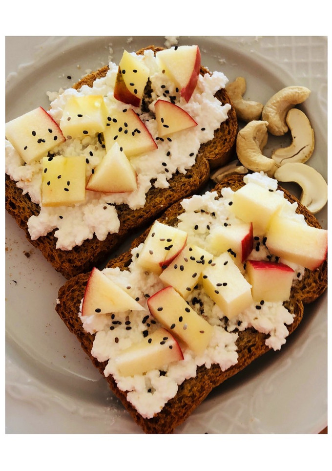 Una foto de Tostadas con Requesón y manzana