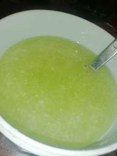Una foto de Agua de limón con pepino