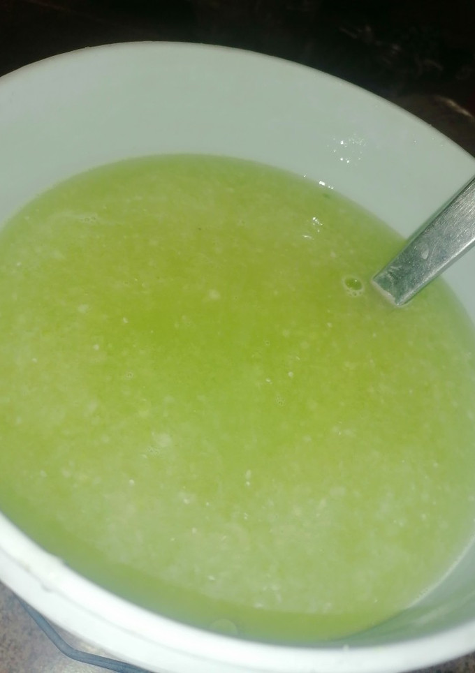 Una foto de Agua de limón con pepino