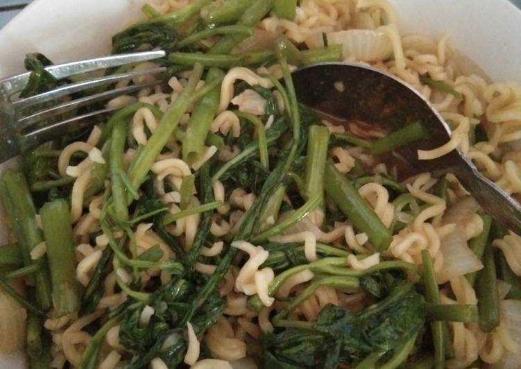 Mie goreng kangkung