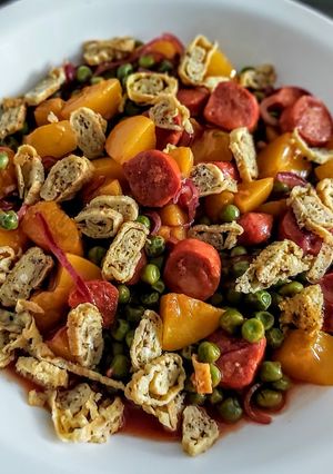 Una foto de CHORIZO Español y Durazno🍑a la🍜Oriental...!