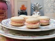 Une photo de macarons chocolat