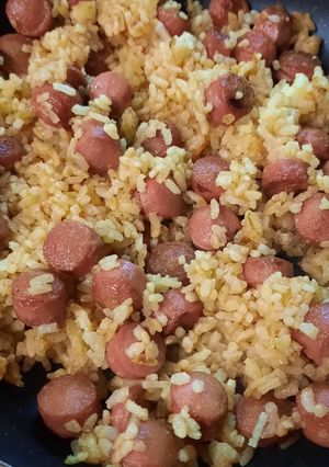 Una foto de Arroz frito con frankfurt