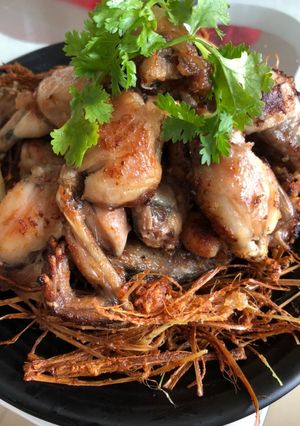 Hình của món Ếch núp rơm.