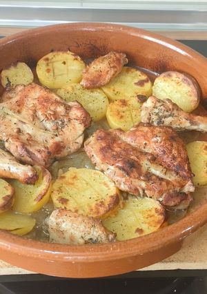 Una foto de Muslos de Pollo al Horno con Patatas