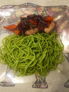Una foto de Pollo con verduras y Tallarines verdes