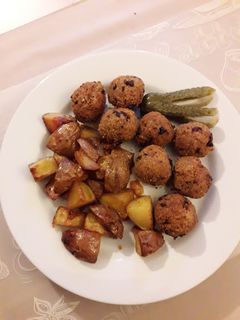 Kölesfasírt tepsis krumplival recept fotója