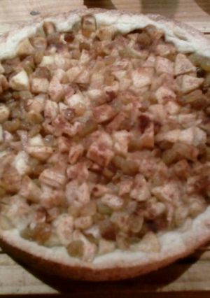 Una foto de Kuchen de manzana, pasas y nueces