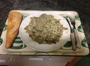 Una foto de Revuelto de setas de cardo y colmenillas con especias y trufa