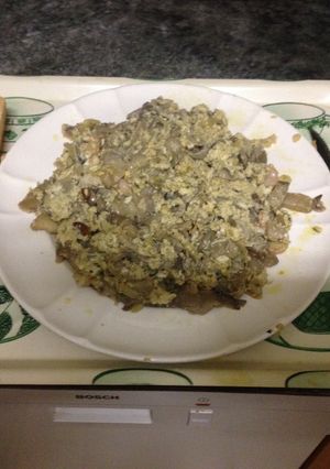 Una foto de Revuelto de setas de cardo y colmenillas con especias y trufa