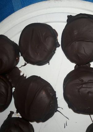 Una foto de Alfajores cubiertos con chocolate semi amargo