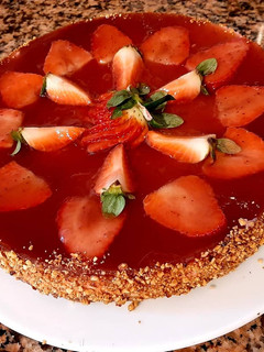 Una foto de Tarta de 2 flanes sabor fresa y vainilla