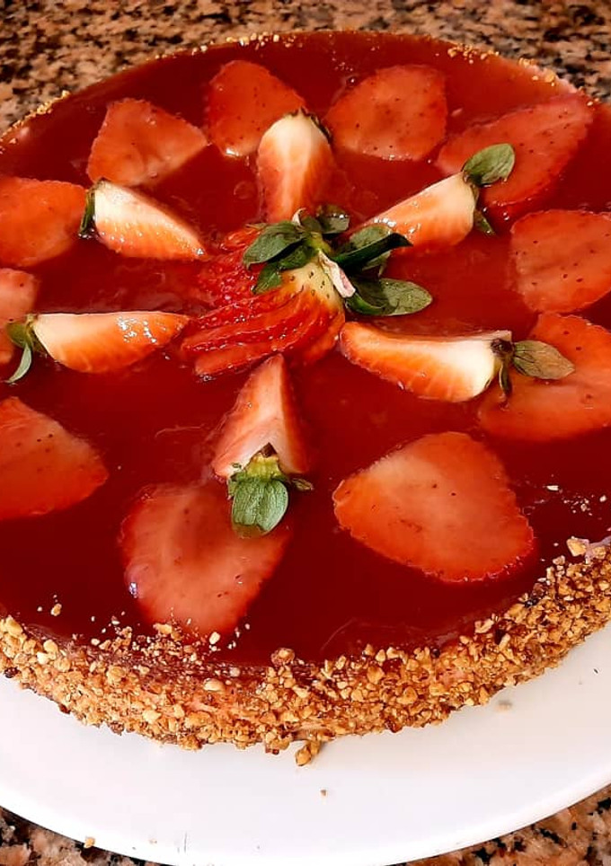 Una foto de Tarta de 2 flanes sabor fresa y vainilla
