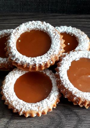 Une photo de Biscuits sablés fourré au caramel au beurre salé