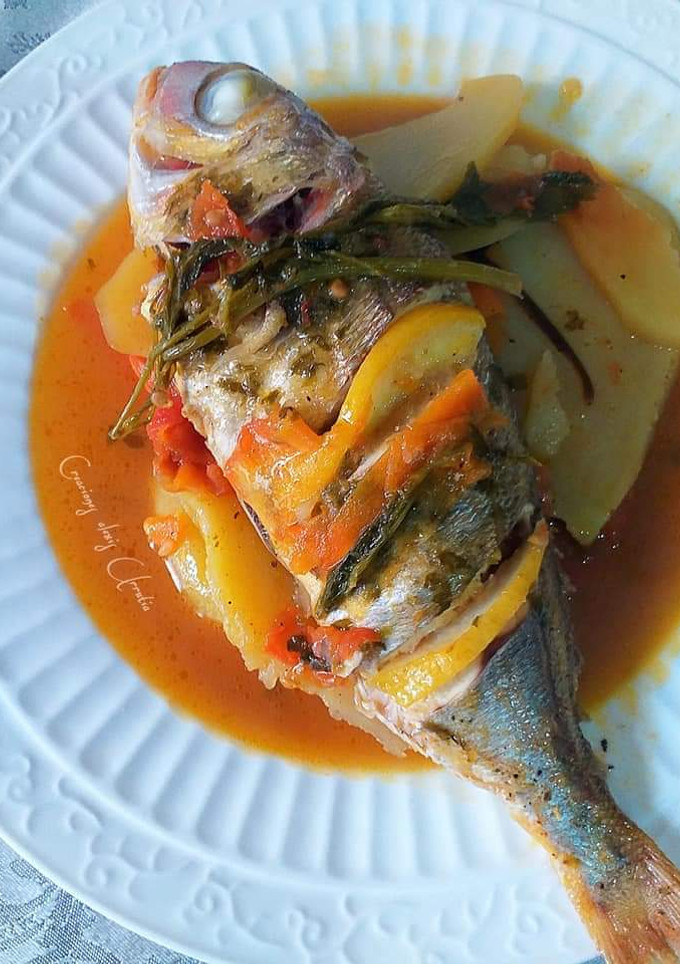 Una foto de Guiso de marinero en cazuela con patatas y alguna que otra cosa