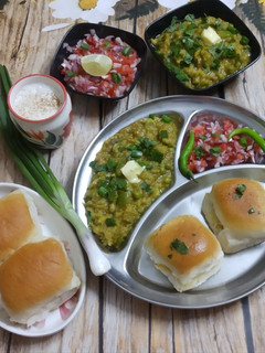 हरियाली पाव भाजी (Hariyali pav bhaji recipe in Hindi) रेसिपी मुख्य फोटो